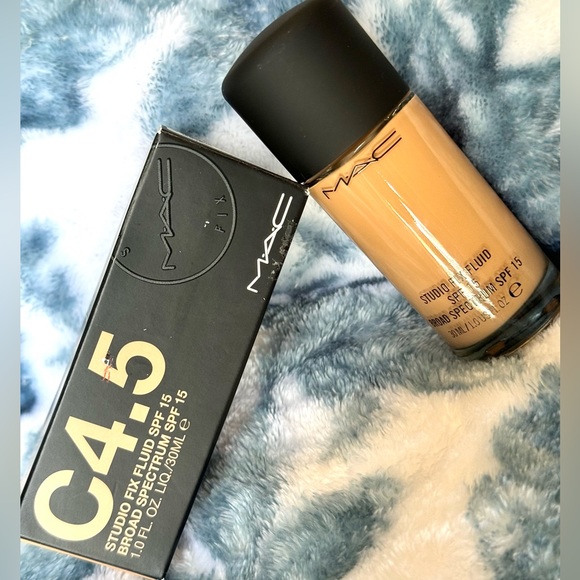 Mac Cosmetics STUDIO FIX FLUID SPF 15 24HR MATTE FOUNDATION + OIL CONTROL (NEW) - Picture 4 of 10
